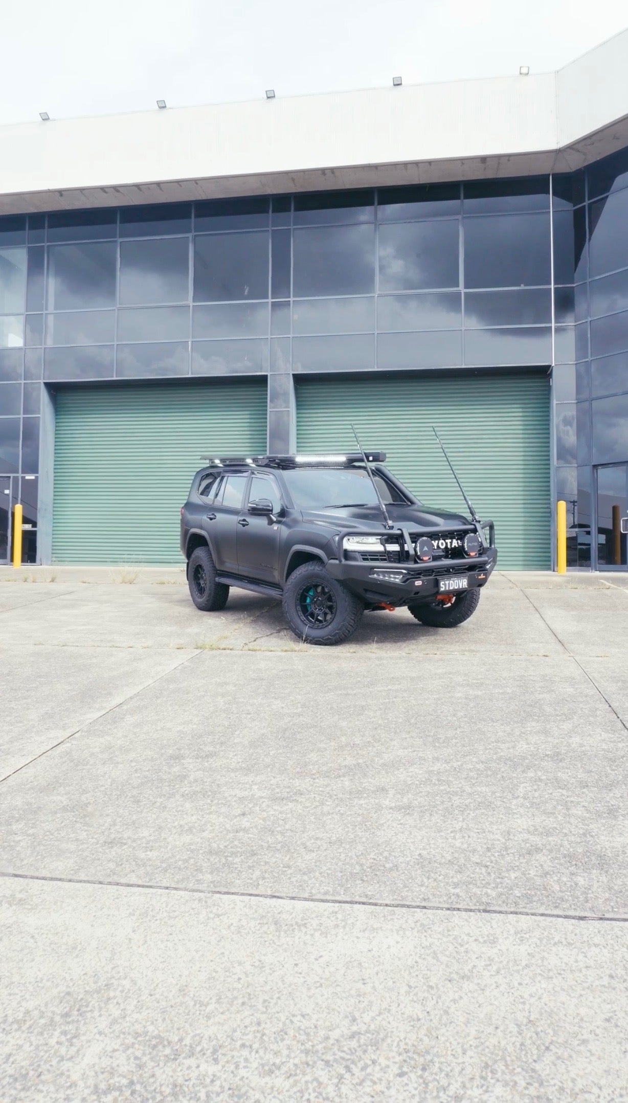 Roof Rack Platform EMP 2200x1425mm Aluminium In Built 28” LED Light Bar Suit Toyota Landcruiser 300 Series 2021+